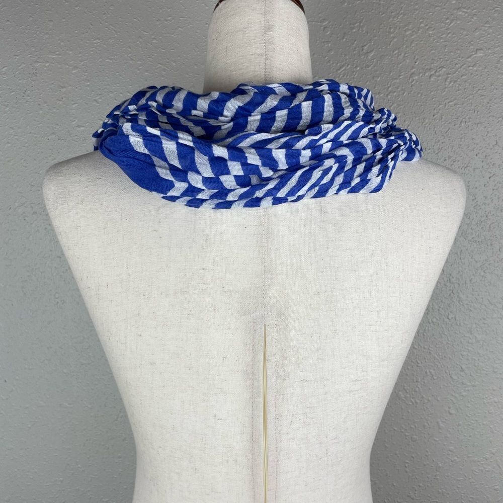 Chic Viscosse Infinity Scarf EUC - Picture 4 of 5
